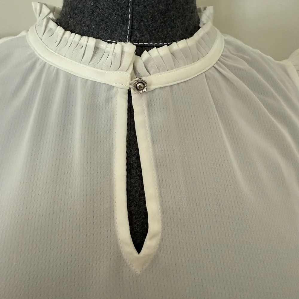 NWOT - RW&CO. White Blouse with Ruffle Detail Size: M - Picture 2 of 6